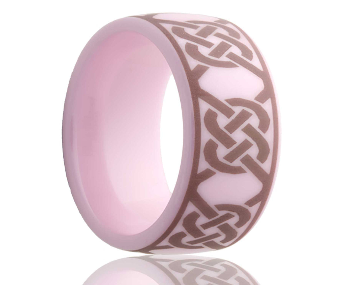 Anillo de cerámica con nudo infinito grabado con láser en color rosa