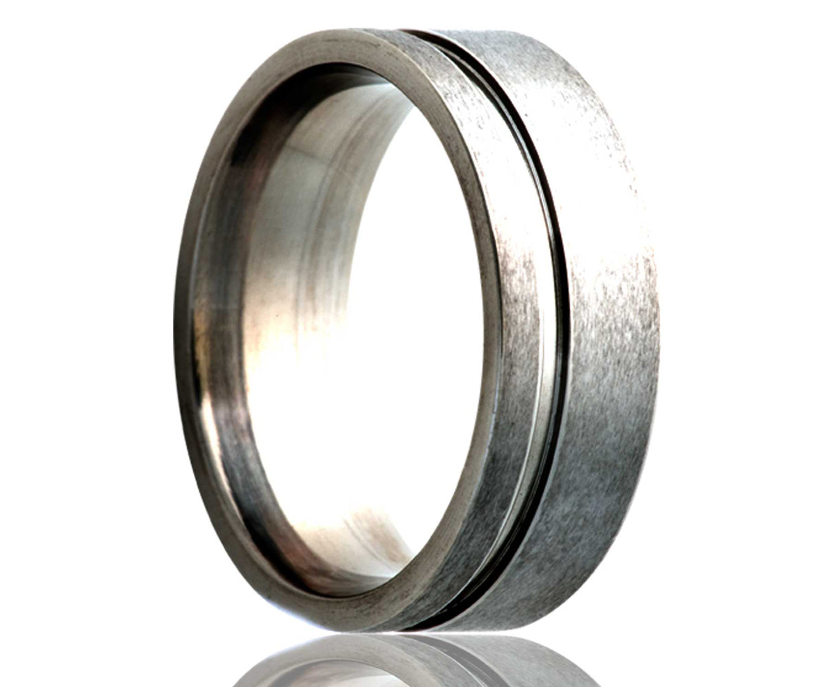 Anillo satinado de titanio con ranuras planas desplazadas