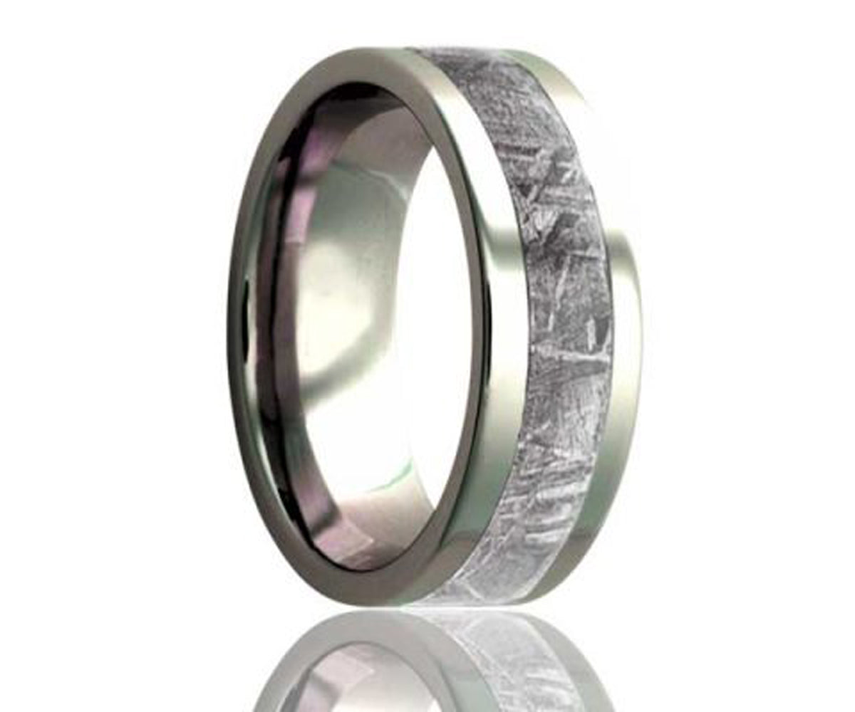 Anillo de titanio con incrustaciones de meteorito