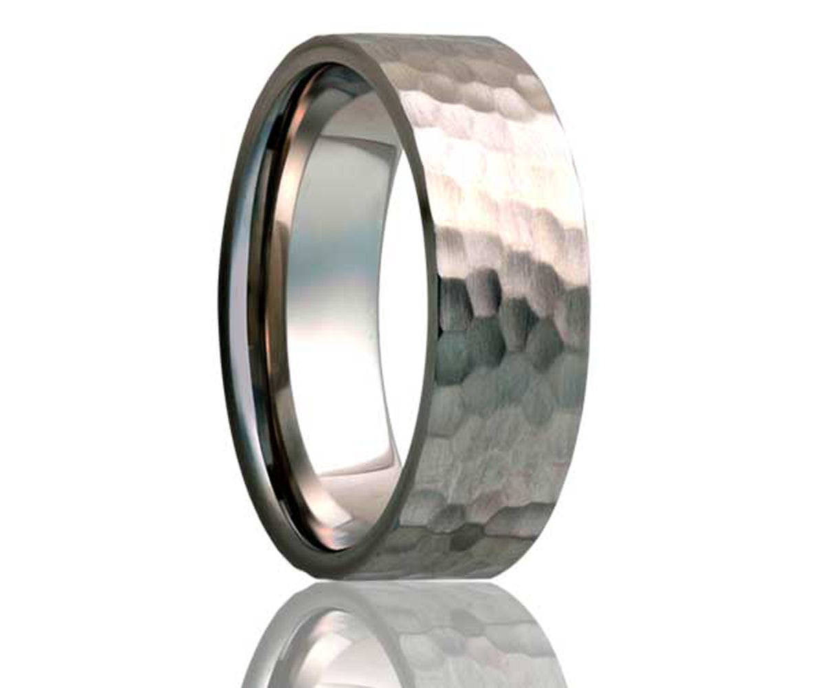 Anillo de titanio con acabado martillado plano
