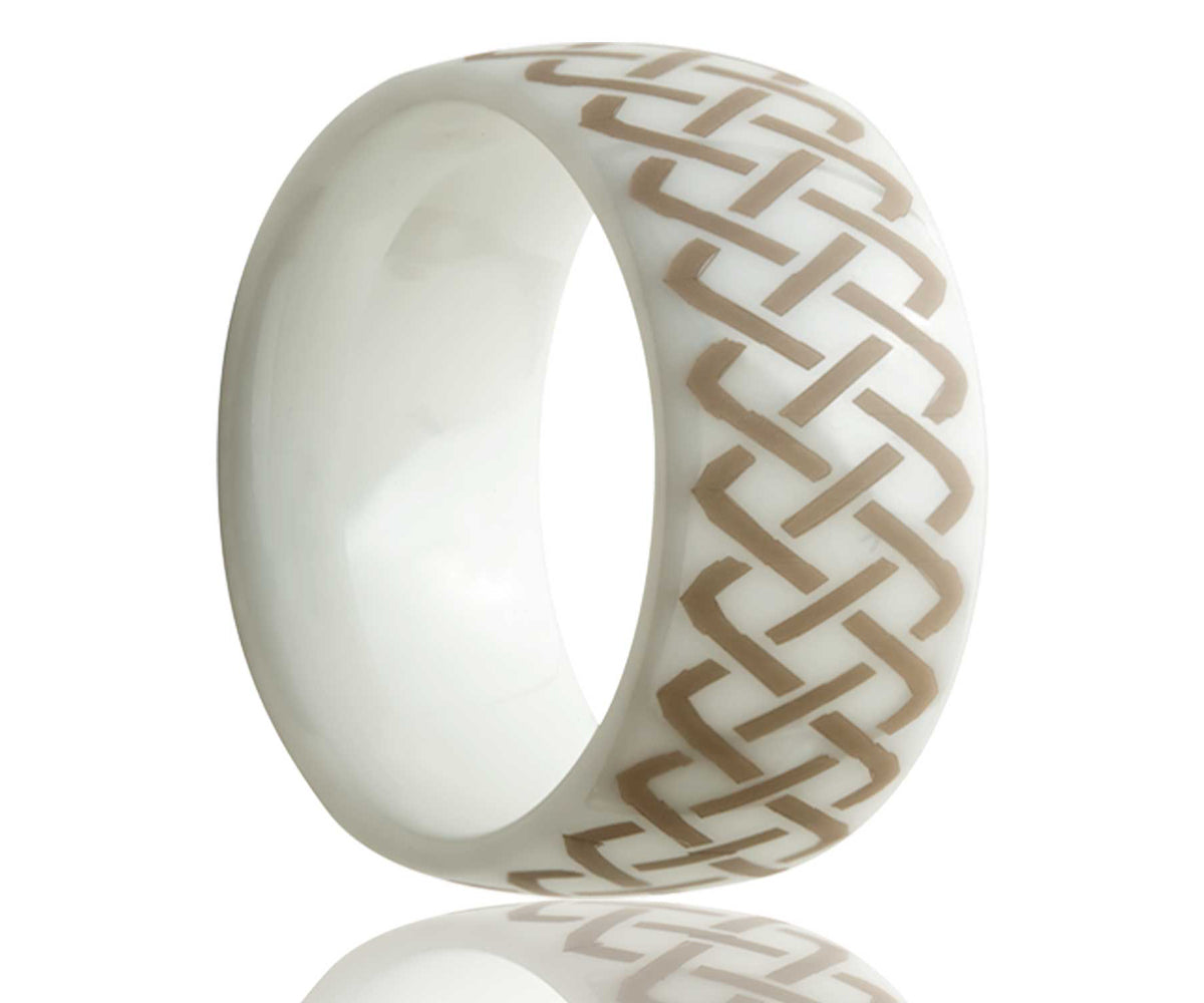 Anillo de cerámica tejida con grabado láser blanco