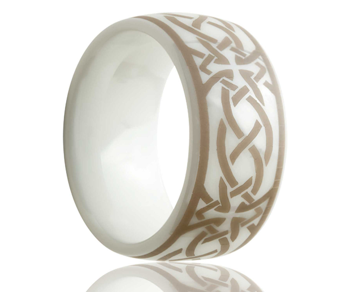 Anillo de cerámica con cruz grabada con láser en color blanco
