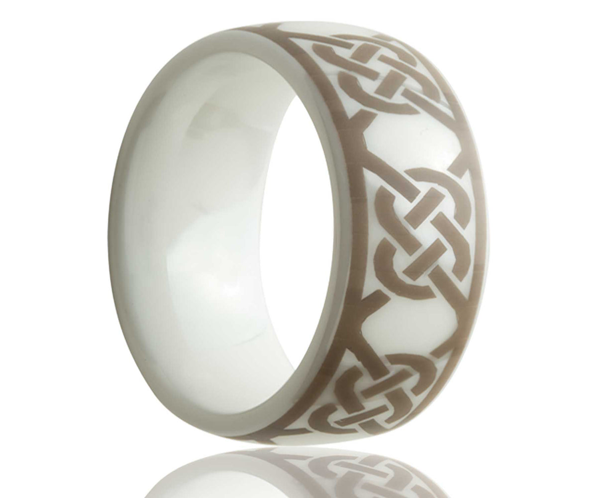 Anillo de cerámica con nudo infinito grabado con láser blanco